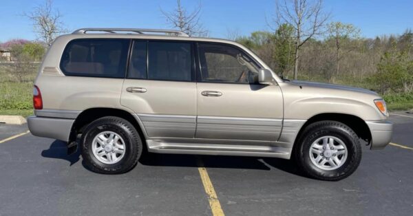 2000 Lexus LX 470 - Image 2
